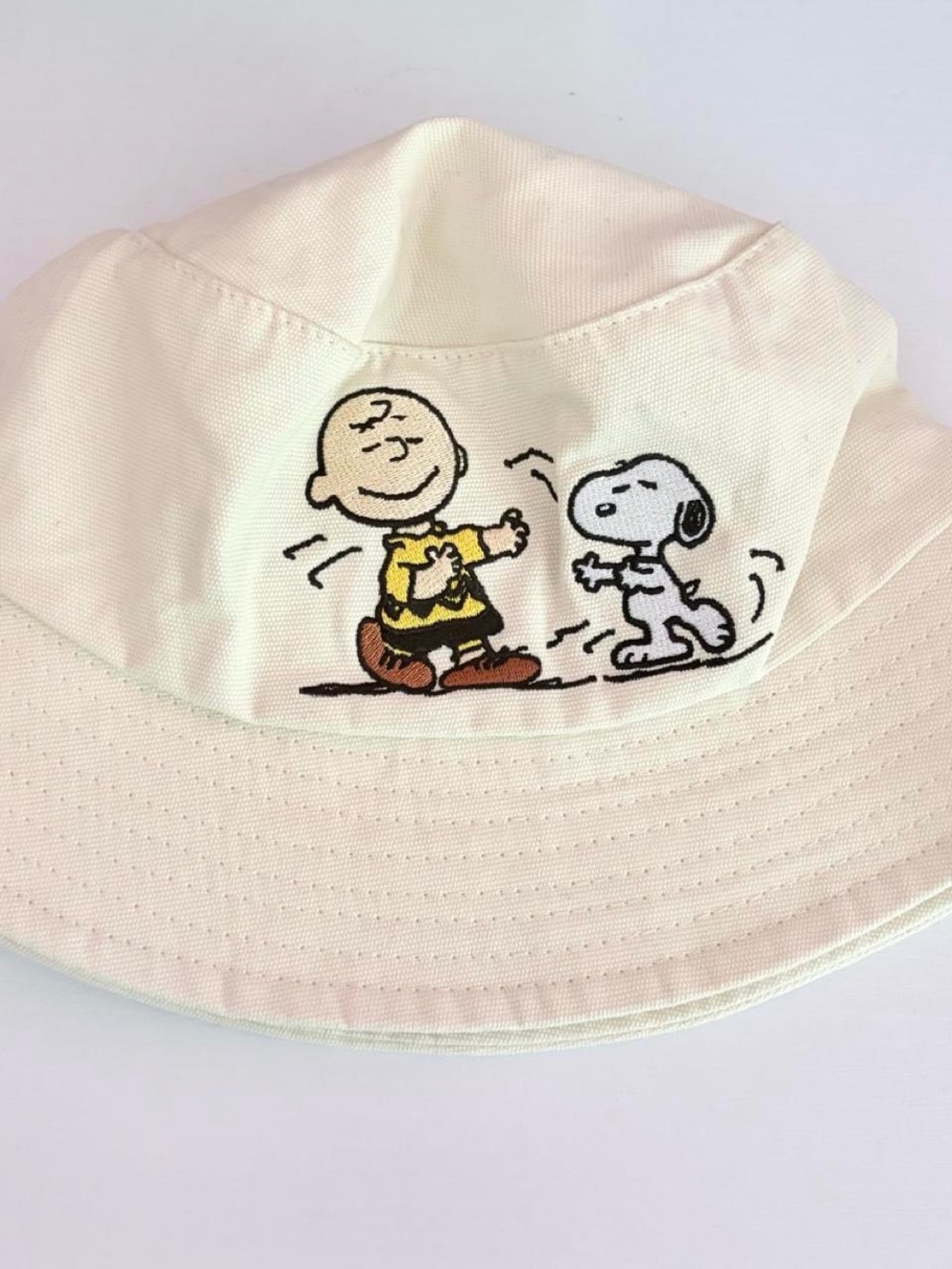 MINISO Charlie brown and snoopy bucket hat ♡